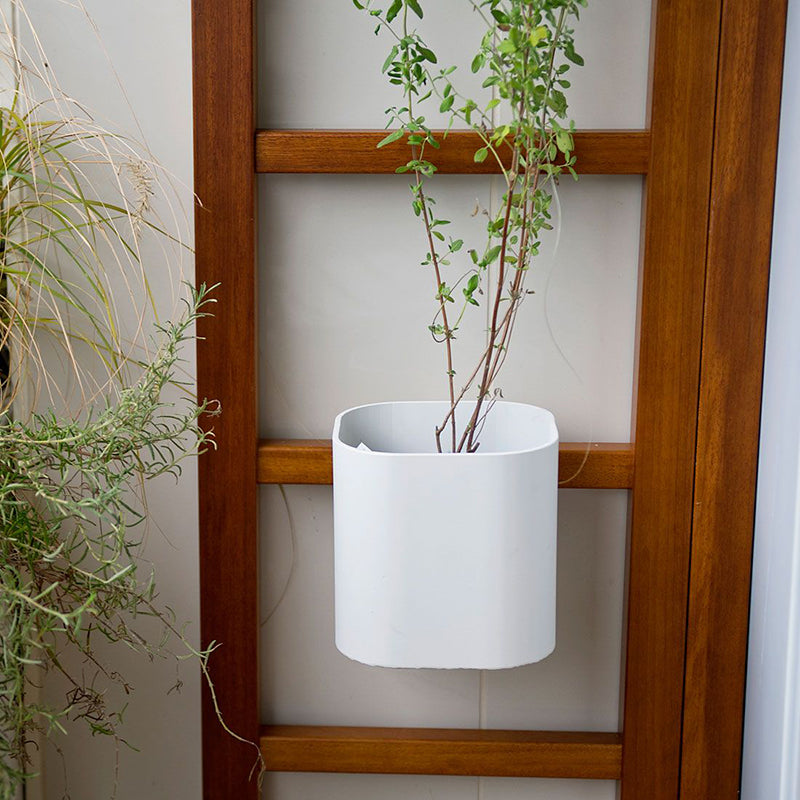 Urbn Balcony pot in white aluminium - Zzue Creation